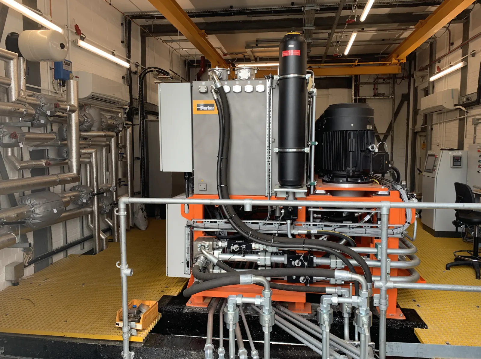 Completed hydraulic power unit with gas accumulator and control cabinet